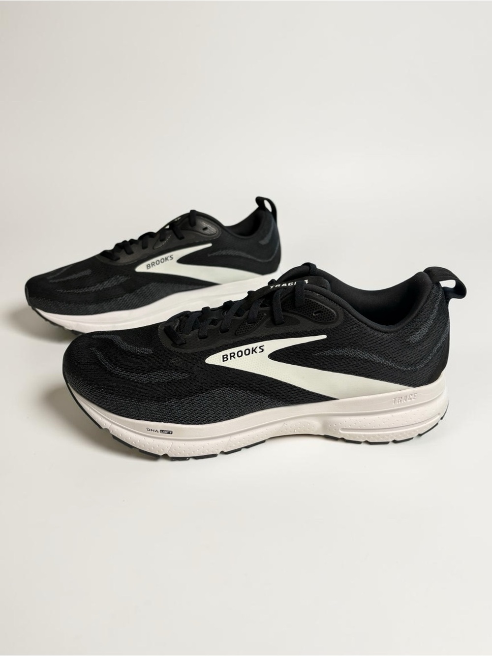 Brooks Trace 4 Men's Running Shoes Black White 9.5 Wide 2E 1104522E090